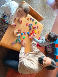 Nana a Domicilio con niños jugando
